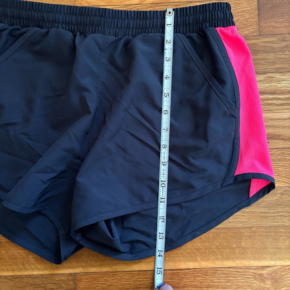 Under Armour Women's Athletic Shorts in Black and Pink / Size medium - Picture 6 of 7